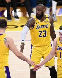 老詹不离开湖人？队记详解：商业因素&amp;amp;无更好选择&amp;amp;声明反响有限